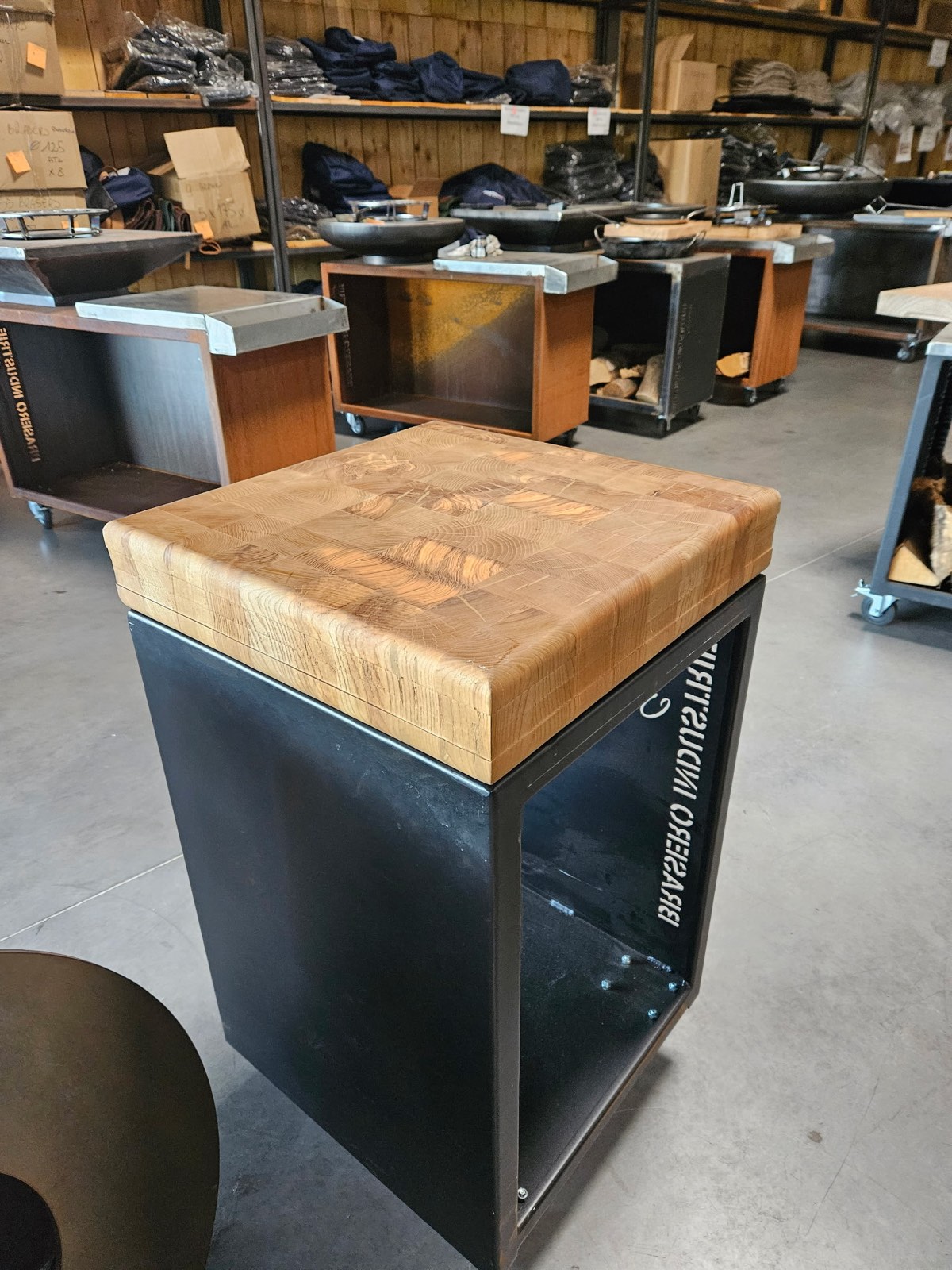 Fabrication d'un guéridon en chêne massif à l'atelier